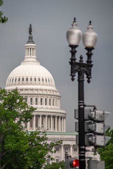 Fed's Tightrope: Inflation, Recession, & Trump's Return